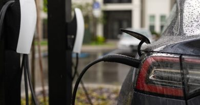 Samochody elektryczne tanieją szybciej niż spalinowe. Właściciele mają problem