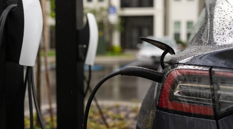 Samochody elektryczne tanieją szybciej niż spalinowe. Właściciele mają problem