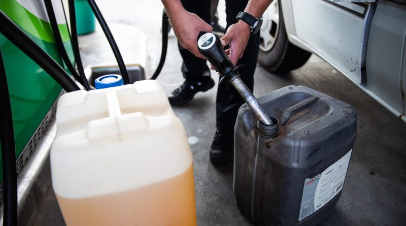 O tym kierowcy zapominają przy tankowaniu. Policja wlepia surowe mandaty