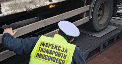 Inspektorzy ITD wycofali z ruchu ciężarówkę na A4. „Pojazd niemal nie hamował”