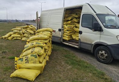 Z furgonu wysypywały się worki z korą. Usypano z nich duże hałdy