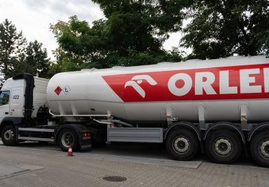 Dobry zwiastun dla kierowców. Fala obniżek hurtowych cen paliw nie słabnie