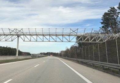 Nietypowe bramownice nad niektórymi drogami. Wyjaśniamy, w jakim celu je zamontowano