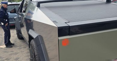 Kierowca Tesli Cybertruck zatrzymany przez policję. Nie skończyło się na mandacie