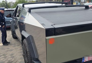 Kierowca Tesli Cybertruck zatrzymany przez policję. Nie skończyło się na mandacie