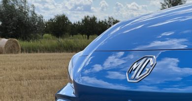 Znasz je od zawsze, ale czy wiesz, co naprawdę oznaczają nazwy marek aut? Odkodowuję 11 skrótów