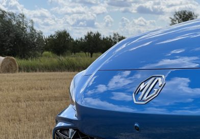 Znasz je od zawsze, ale czy wiesz, co naprawdę oznaczają nazwy marek aut? Odkodowuję 11 skrótów