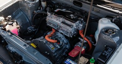 Włożyli napęd z Lexusa do Toyoty z lat 80. Elektryk ma ręczną skrzynię biegów