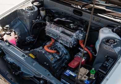 Włożyli napęd z Lexusa do Toyoty z lat 80. Elektryk ma ręczną skrzynię biegów