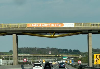 Takiego baneru jeszcze nie widziałem. W Austrii zrobili miejsca „Park&Write”. Po co są?