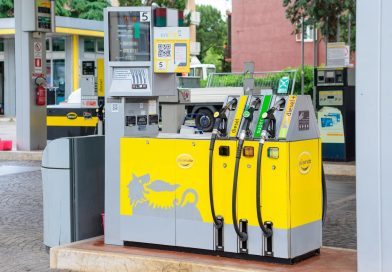 Kosztowna pomyłka na stacji paliw we Włoszech. Kierowcy chęnie ją wykorzystali