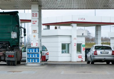 Dziś i jutro promocja na paliwa w Auchan. Wyjaśniamy, jak zatankować za 5,99 za litr