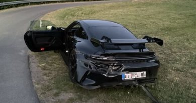 Porsche 911 GT3 porzucone przy drodze. Ma serbskie tablice