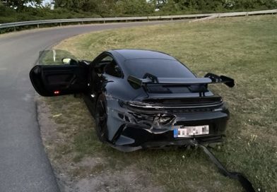 Porsche 911 GT3 porzucone przy drodze. Ma serbskie tablice