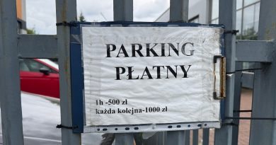 Kartki z „cennikiem” za parkowanie zniknęły z Morelowej. Mamy stanowisko miasta