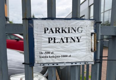 Kartki z „cennikiem” za parkowanie zniknęły z Morelowej. Mamy stanowisko miasta