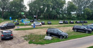 Francuski emeryt stawiał cudze auta na swojej posesji za opłatą. Teraz stanie przed sądem
