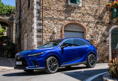 Lexus świętuje 30 lat w Polsce. Obniża ceny i daje rabaty na akcesoria