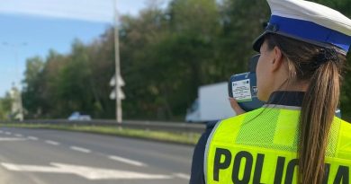 Kontrole policji, zakazy jazdy i nowe przepisy. Wjedźmy w wakacje bez mandatów