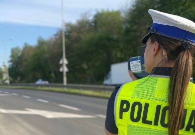 Kontrole policji, zakazy jazdy i nowe przepisy. Wjedźmy w wakacje bez mandatów