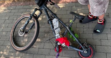 Rower połączony z hulajnogą elektryczną. Policjanci jeszcze nie widzieli takiego „wynalazku”