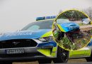 Policyjny Ford Mustang został rozbity. Auto miało kolizję z Golfem