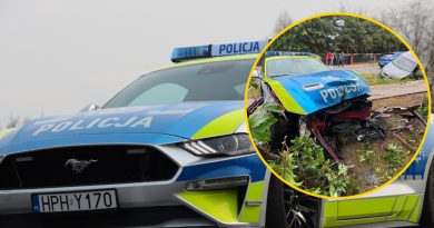 Policyjny Ford Mustang został rozbity. Auto miało kolizję z Golfem