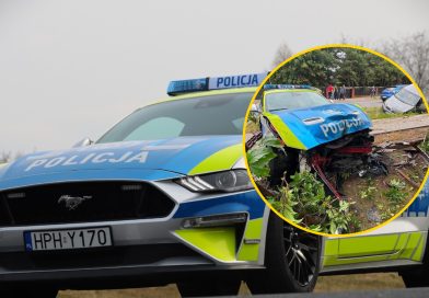 Policyjny Ford Mustang został rozbity. Auto miało kolizję z Golfem