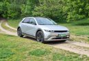 Hyundai Ioniq 5 zachwyca osiągami i komfortem. Przestronne wnętrze i nowoczesny design