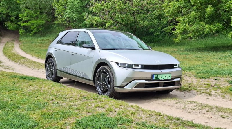 Hyundai Ioniq 5 zachwyca osiągami i komfortem. Przestronne wnętrze i nowoczesny design