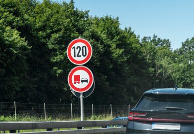 Auto nie pojedzie szybciej, niż pozwalają znaki. Wyciekł plan KE na 2030 r.