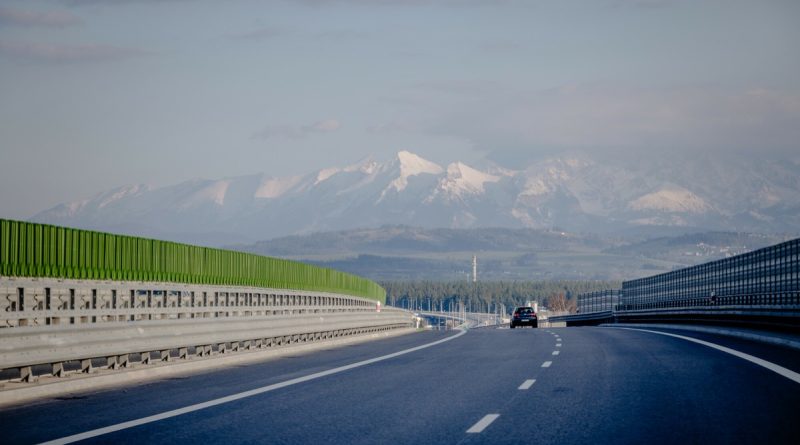 Wakacyjne remonty na drogach. Kierowców czekają utrudnienia na głównych trasach