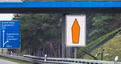 Pomarańczowa strzałka przy niemieckiej autostradzie. U nas takich nie ma