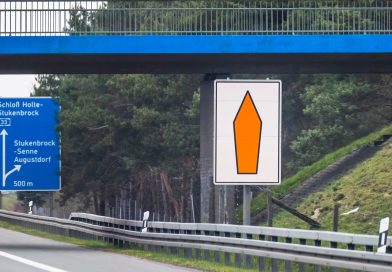 Pomarańczowa strzałka przy niemieckiej autostradzie. U nas takich nie ma