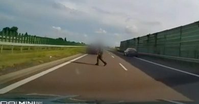 Pieszy na drodze ekspresowej. Samochody omijały go w ostatniej chwili