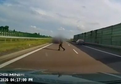 Pieszy na drodze ekspresowej. Samochody omijały go w ostatniej chwili