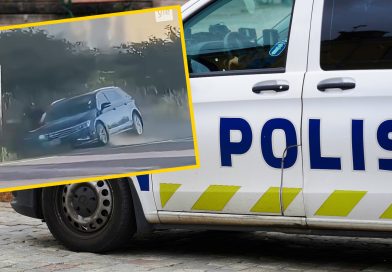 Nieoznakowany radiowóz spycha nastolatka na motorowerze do rowu. Burza w Finlandii