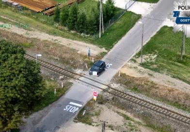 Nad przejazdem zawisł policyjny dron. Kierowcy jeździli jak zwykle