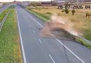 Bus przeleciał przez barierę na A1. 67 kierowców ominęło wypadek