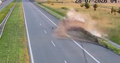 Bus przeleciał przez barierę na A1. 67 kierowców ominęło wypadek