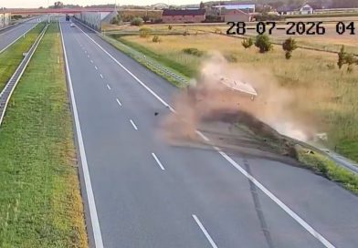 Bus przeleciał przez barierę na A1. 67 kierowców ominęło wypadek