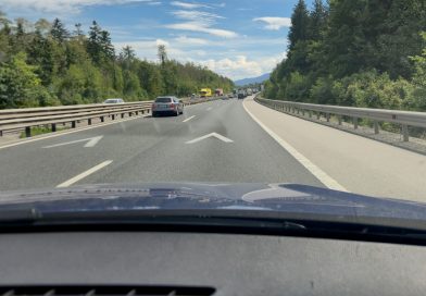 Słowenia maluje strzałki na autostradach. Dają kierowcom do myślenia