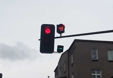 Już nikt nie miałby wymówki. Senator chce sekundników na światłach przy systemach Red Light