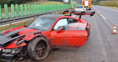 Wyścigowe Porsche 911 GT3 RS rozbite na autostradzie A2. Było mokro