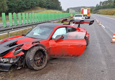 Wyścigowe Porsche 911 GT3 RS rozbite na autostradzie A2. Było mokro