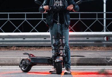 Uciekał przed policją na hulajnodze. Jechał z prędkością samochodu
