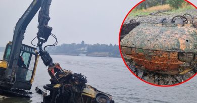 Wyciągnęli Malucha z dna Renu. W środku ludzkie szczątki. Badają, skąd się tam wziął