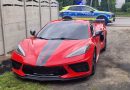 Corvette bez przedniej tablicy zwróciła uwagę policji. Kierowca odpowie przed sądem