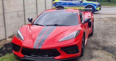 Corvette bez przedniej tablicy zwróciła uwagę policji. Kierowca odpowie przed sądem