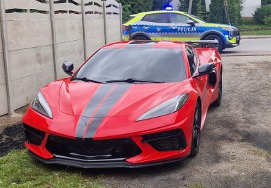 Corvette bez przedniej tablicy zwróciła uwagę policji. Kierowca odpowie przed sądem